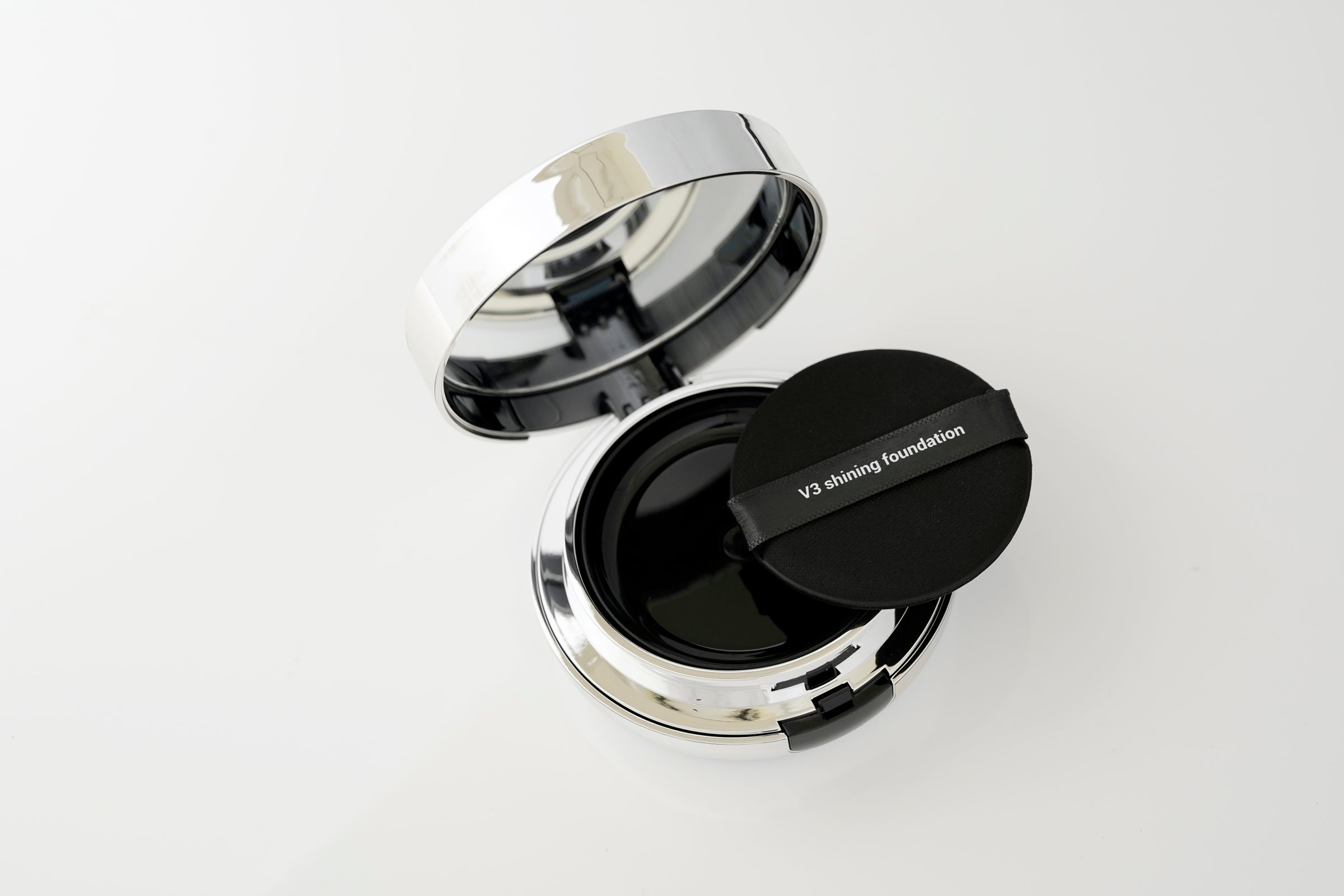 V3 シャイニングファンデーション | nalu